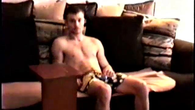 Гей-любовник дрочит Коди до струйного оргазма с напряжением и страстью.