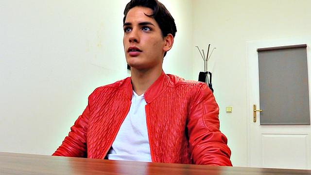 Худой твинг сосёт в POV, потом получает без резинки