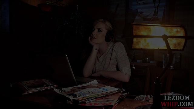 Доминирующая женщина кайфует от квининга связанного Ropebunny