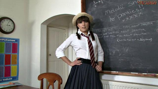 Люси Лав срывает трусики и требует показать член