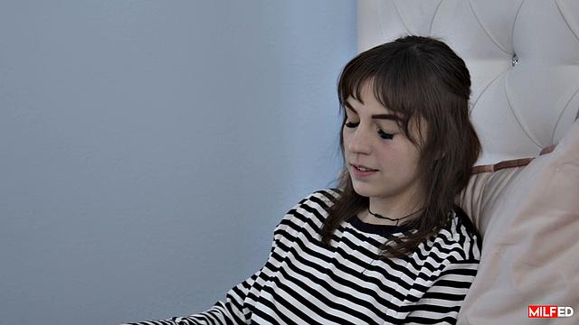 Мамаша лечит тоску и помогает сквиртом на кухне (Kagney Linn Karter, Anthony Pierce) с юмором и изменой.