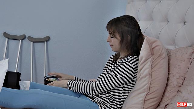 Мамаша лечит тоску и помогает сквиртом на кухне (Kagney Linn Karter, Anthony Pierce) с юмором и изменой.