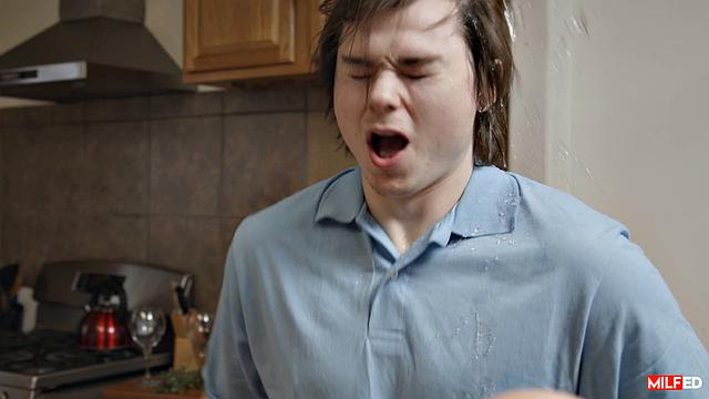 Мамаша лечит тоску и помогает сквиртом на кухне (Kagney Linn Karter, Anthony Pierce) с юмором и изменой.