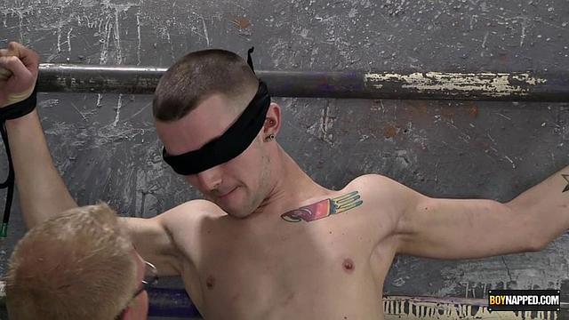 Он выглядит гладко выбритым - Майкл Уайатт и Себастьян Кейн