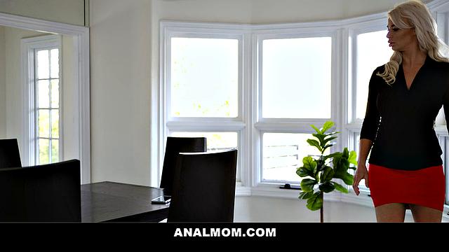 британская мачеха milf учит пасынка анальному на улице