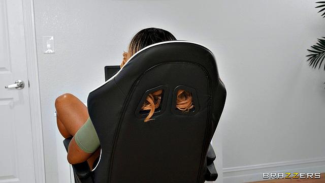 Sexting My New Stepsister