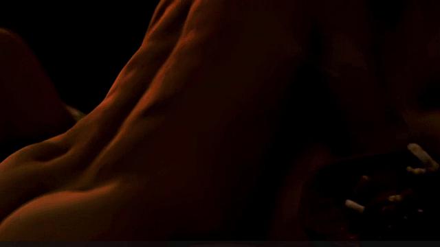 хелена бонем картер ласкает грудь подруги с пышными формами