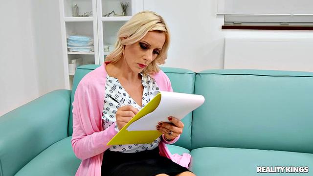 Медсёстры решили устроить перерыв: скрытый трах в офисе, пока начальство не видит - забавно, как даже в больнице нельзя спокойно дать друг другу!