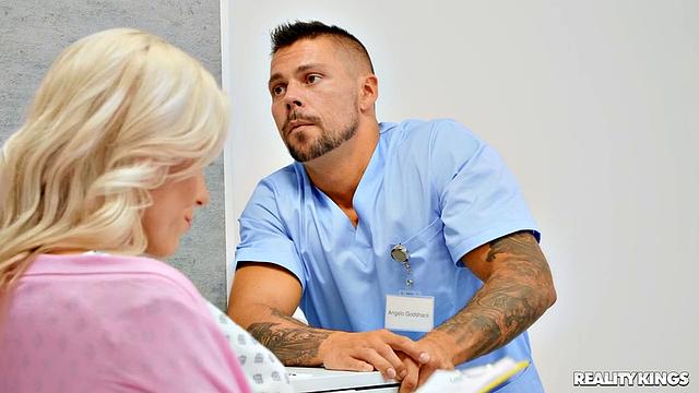 Медсёстры решили устроить перерыв: скрытый трах в офисе, пока начальство не видит - забавно, как даже в больнице нельзя спокойно дать друг другу!