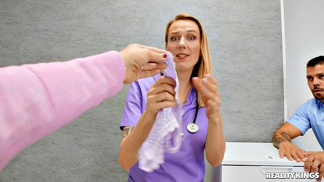 Медсёстры решили устроить перерыв: скрытый трах в офисе, пока начальство не видит - забавно, как даже в больнице нельзя спокойно дать друг другу!