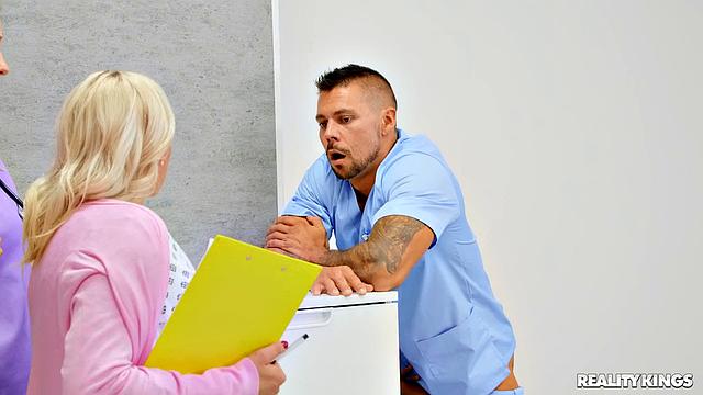 Медсёстры решили устроить перерыв: скрытый трах в офисе, пока начальство не видит - забавно, как даже в больнице нельзя спокойно дать друг другу!