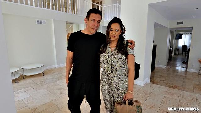 Геймерша Angel Youngs соблазняет нового парня мамы и получает жёсткий трах от зрелого Mick Blue.