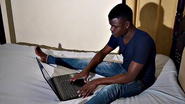 Amateur Nubian twunk strokes his shaft in solo