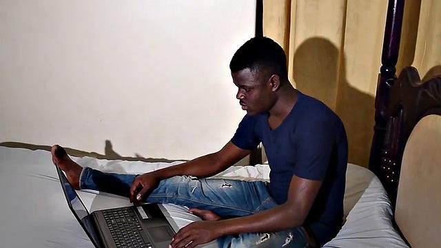 Amateur Nubian twunk strokes his shaft in solo