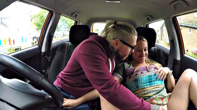 британка получает пальцами в машине и трахается в миссионере pov