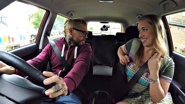 британка получает пальцами в машине и трахается в миссионере pov