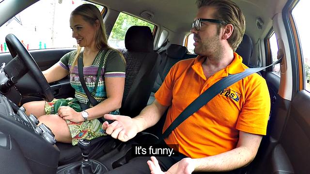 британка получает пальцами в машине и трахается в миссионере pov