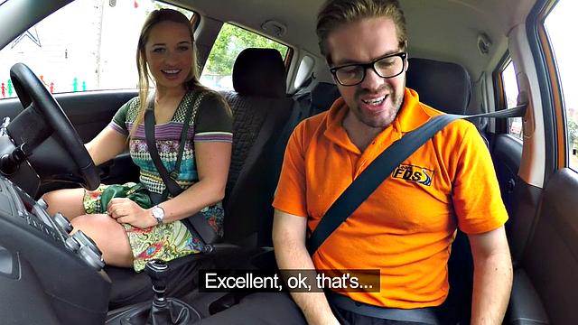 британка получает пальцами в машине и трахается в миссионере pov