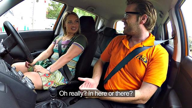 британка получает пальцами в машине и трахается в миссионере pov