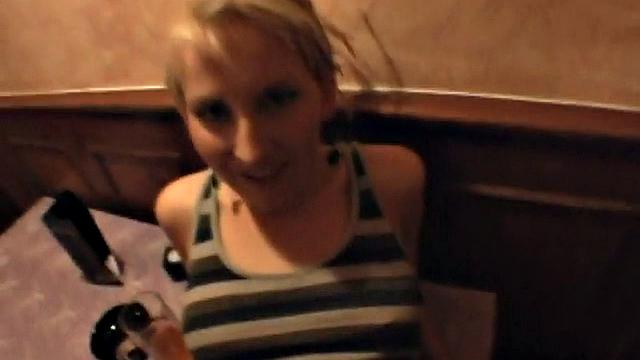 блондинка получает анал прямо в кафе - официанты делают вид что не замечают