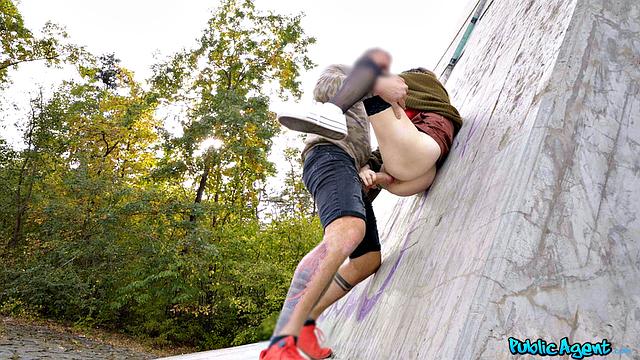 Hitchhiker sucks big for ride