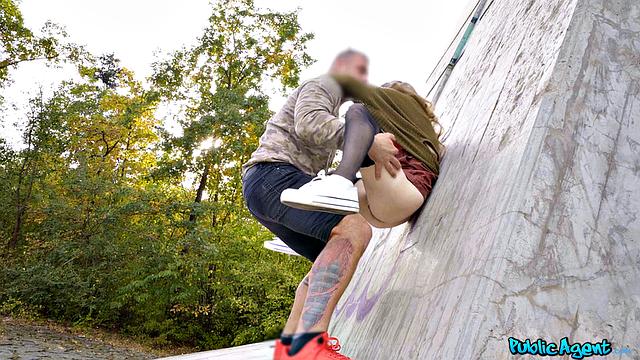 Hitchhiker sucks big for ride