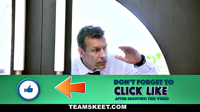 Азиатка с маленькой грудью трахается у бассейна