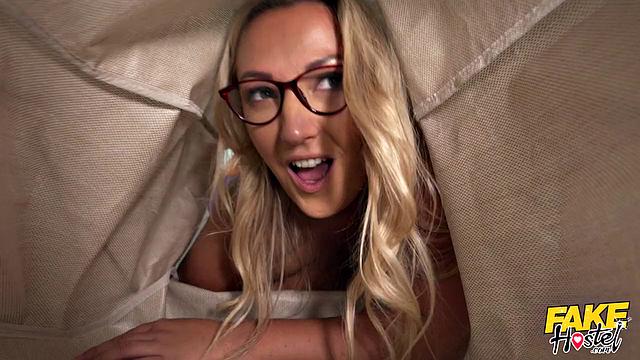 Кристал Свифт мастурбирует в душе, Дориан Дель Исла присоединяется, потом к ним подключается Мина Вон Д - групповуха в ванной комнате с двойным минетом и сквиртом на лицо.