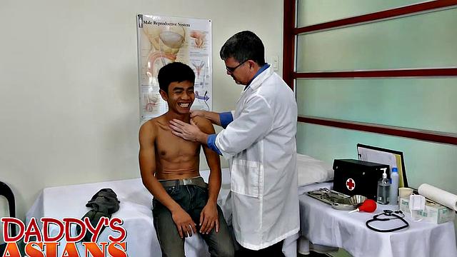 брутальный доктор без резинки трахается с робином на кушетке