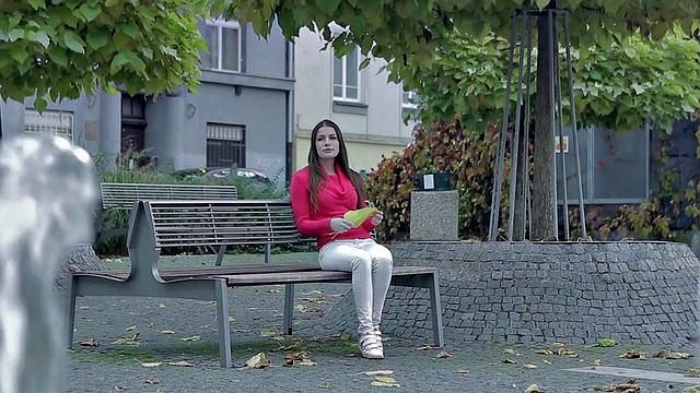 Брюнетка с татуировками сосет и трахается с мужиком в арт-порно hd формате.