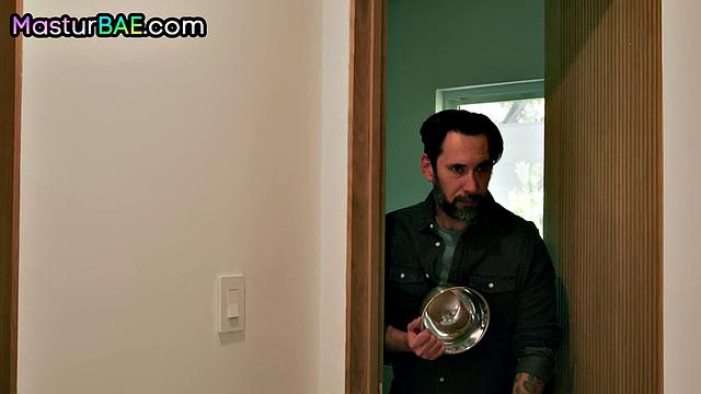 Взрослая с огромной грудью дрочит и трахается с любовником сбоку, пока стонет от кайфа.