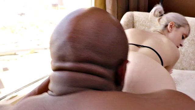 блондинка с большими сиськами сосёт и получает чёрный член в жопу