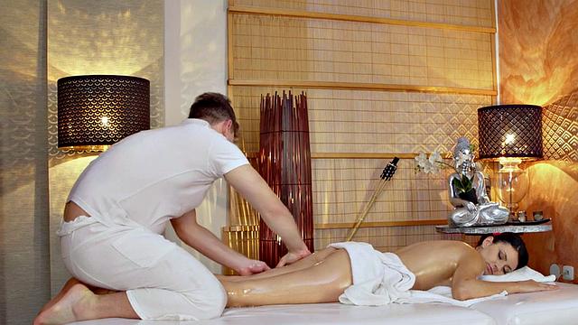 Spoiled oiled babe got smashed on the massage