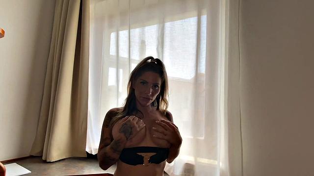 лили ловит густую сперму на большие сиськи