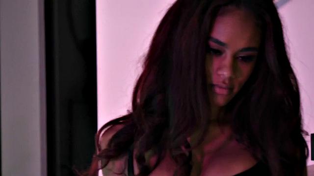 Lesbian Ebony babe strapon fucked and licked by partner