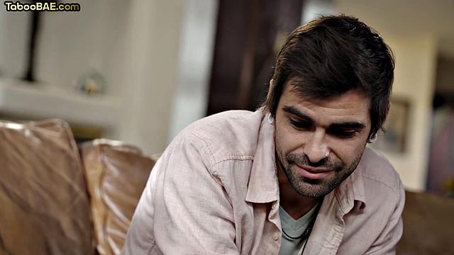 зрелая с большими сиськами в чулках трахается с жеребцом