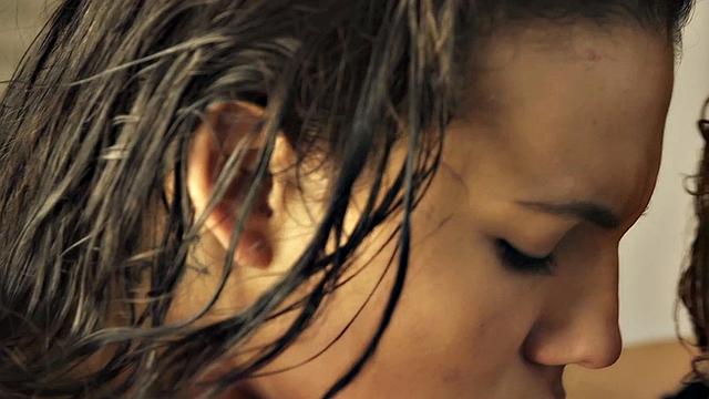 кухонные игры: две бикини-лесби скользят не только по полу