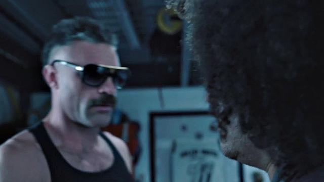 киарра кай курит и трахается в гараже в белье и на каблуках