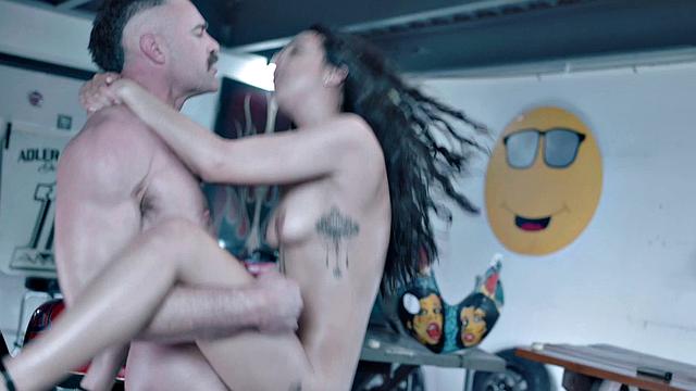 Kiarra Kai - Service Salon