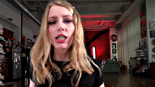 стройная блондинка в pov доводит член до предела