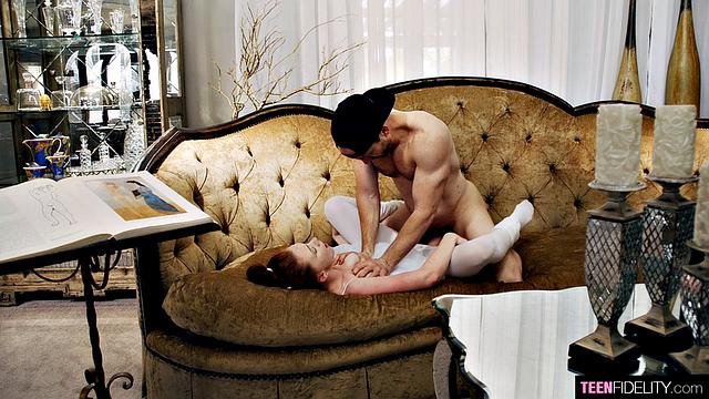 гибкая танцовщица раздвигает ноги не только на паркете