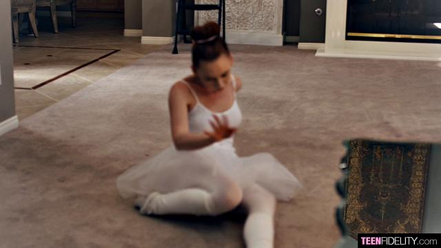 гибкая танцовщица раздвигает ноги не только на паркете