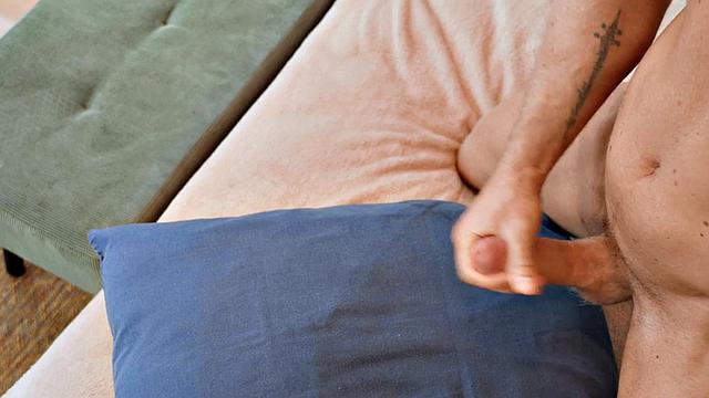 Amateur eager jock wanking dick in solo session