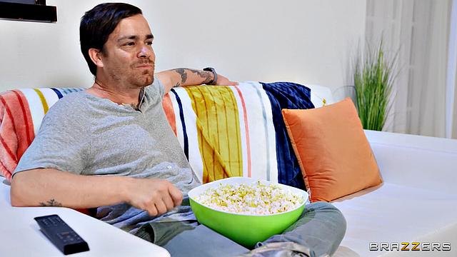 Сестра парня доминирует над Саттин и заставляет кончать по-взрослому.