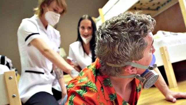 медсестры устраивают жёсткое трио после проверки языком в хостеле