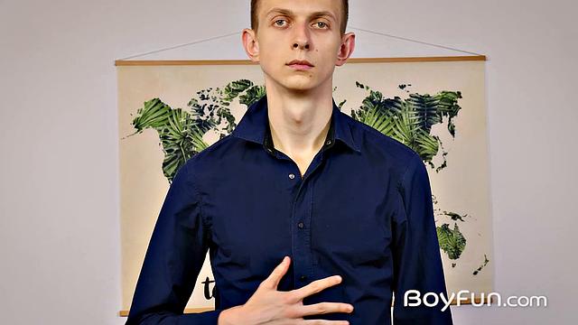 Майк Беликов показывает своё тело и получает глубокий жёсткий секс с ещё одним здоровым парнем
