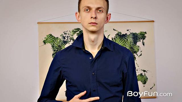 Майк Беликов показывает своё тело и получает глубокий жёсткий секс с ещё одним здоровым парнем