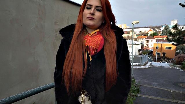 рыжая стерва крутится на bwc прямо на улице, прохожие в шоке