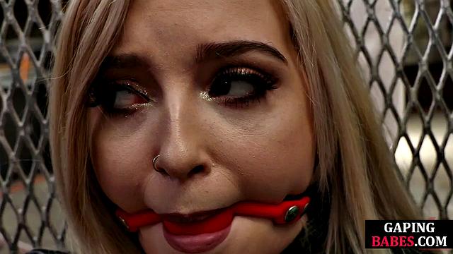 Две зрелые лесбиянки трахаются страпоном и балуются фистингом и бондажем.