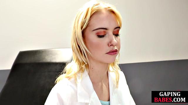 Две зрелые лесбиянки трахаются страпоном и балуются фистингом и бондажем.